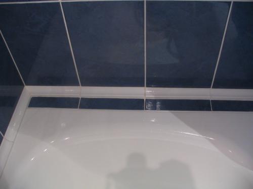 Замена герметика на стыке стены и акриловой ванны. Использование герметика 02 Замена герметика на стыке стены и акриловой ванны. Использование герметика 02