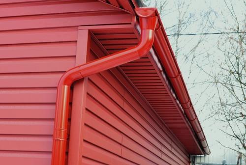 Как сделать водосливы с крыши. Монтаж водосточной системы 05 Как сделать водосливы с крыши. Монтаж водосточной системы 05