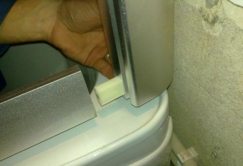 Лучший герметик для душевых кабин. Монтаж боковых стенок в душевой кабинке