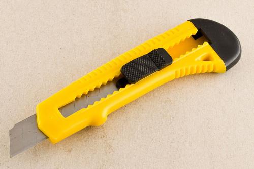 Средства для удаления силиконового герметика с ванной. Механический способ