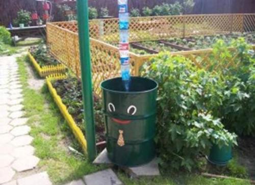 Водосток своими руками из бутылок.. Монтаж горизонтальной части водостока