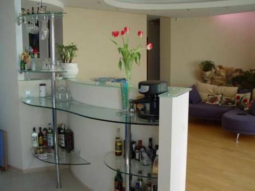 Барная стойка на кухне у стены. Назначение и виды