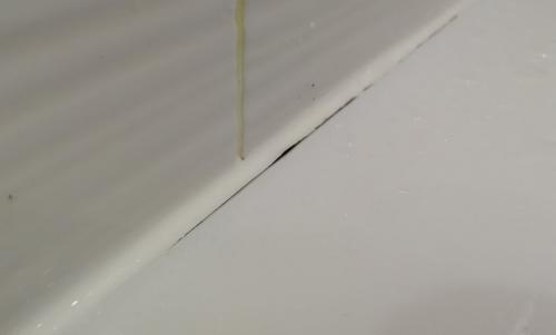 Как заменить герметик в ванной. Замена герметика вокруг ванны