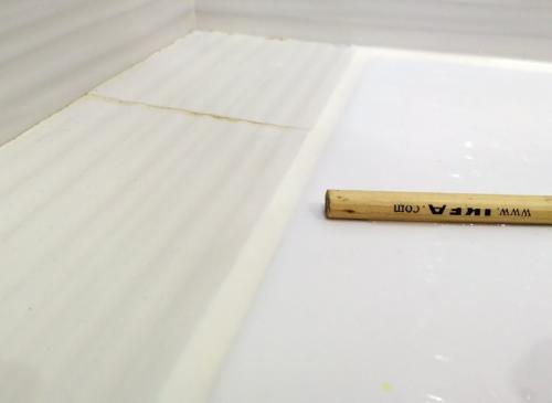 Как заменить герметик в ванной. Замена герметика вокруг ванны