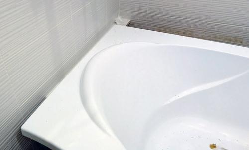 Как заменить герметик в ванной. Замена герметика вокруг ванны