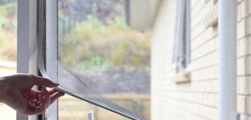 Установка москитной сетки на пластиковое окно