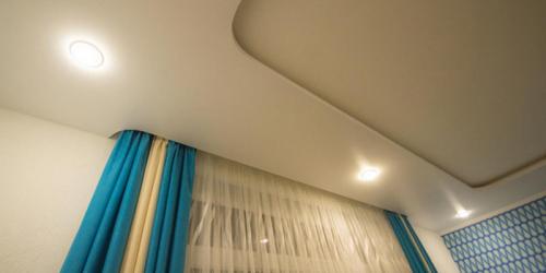 Виды потолочных карнизов для натяжного потолка. Карнизы для натяжного потолка