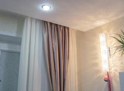 Виды потолочных карнизов для натяжного потолка. Карнизы для натяжного потолка