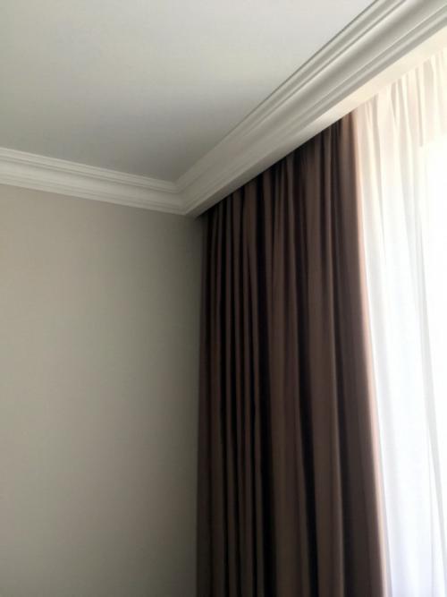 Виды потолочных карнизов для натяжного потолка. Карнизы для натяжного потолка