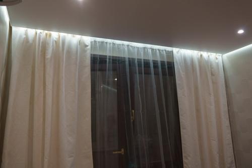 Виды потолочных карнизов для натяжного потолка. Карнизы для натяжного потолка