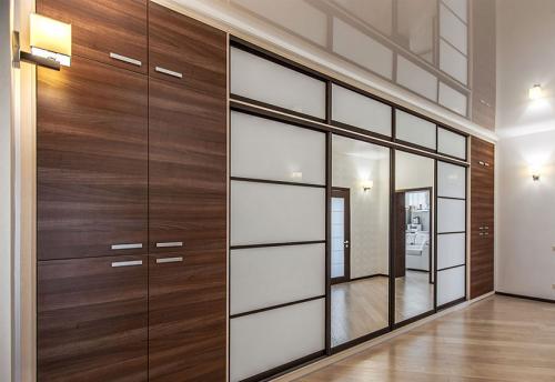 Установка дверей-купе в гардеробную с натяжным потолком. Встроенный шкаф купе с натяжным потолком