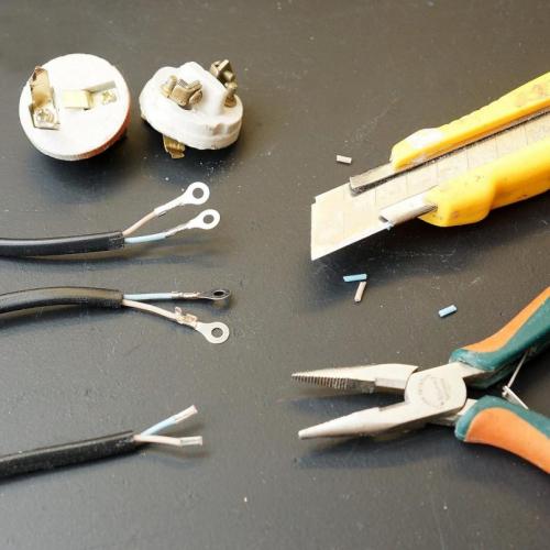 Как зачистить тонкие провода от изоляции. Быстрая зачистка проводов от изоляции: выбор инструмента и секреты профессионалов, как быстро зачистить провод своими руками (155 фото)