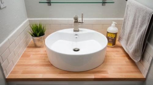 Столешница для ванной комнаты под раковину. Выбираем столешницу под раковину для ванной комнаты