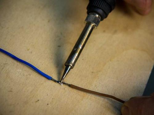 Чем спаивают провода электрики. Как правильно паять – обзор типичных идей и решений. Практические рекомендации пайки своими руками + инструкция с фото и видео