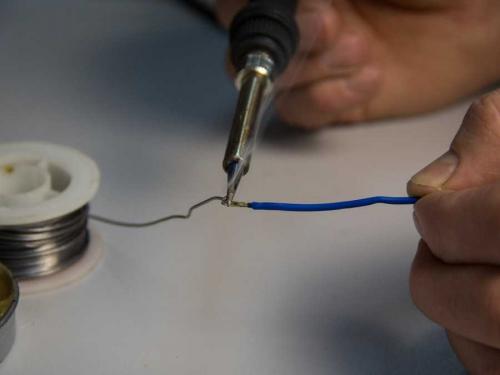 Чем спаивают провода электрики. Как правильно паять – обзор типичных идей и решений. Практические рекомендации пайки своими руками + инструкция с фото и видео