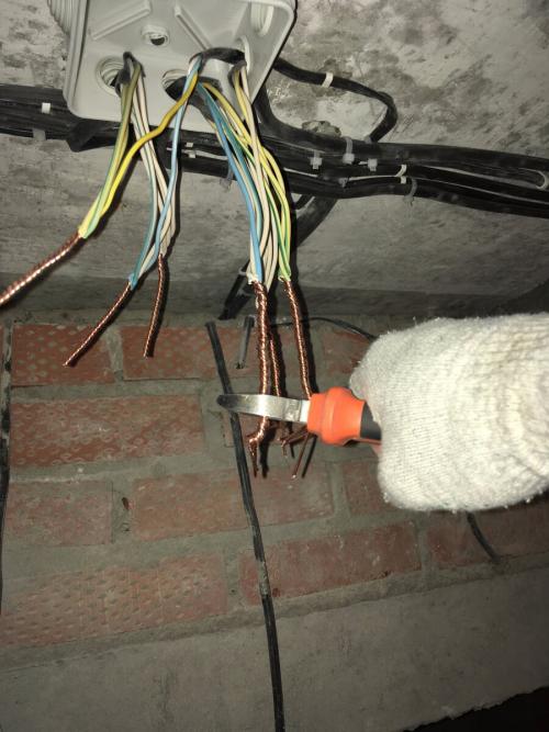 Чем спаивают провода в распределительной коробке.  Соединение с помощью сварки