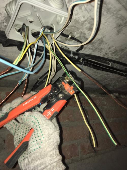 Чем спаивают провода в распределительной коробке.  Соединение с помощью сварки