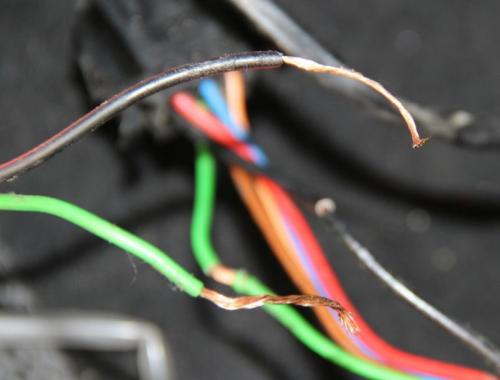 Как зачистить тонкие провода от изоляции. Быстрая зачистка проводов от изоляции: выбор инструмента и секреты профессионалов, как быстро зачистить провод своими руками (155 фото)