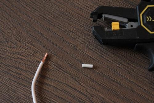 Как зачистить тонкие провода от изоляции. Быстрая зачистка проводов от изоляции: выбор инструмента и секреты профессионалов, как быстро зачистить провод своими руками (155 фото)