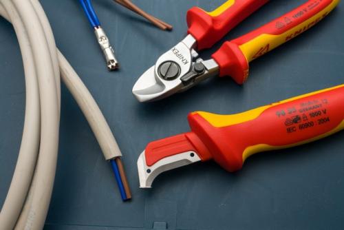 Как зачистить тонкие провода от изоляции. Быстрая зачистка проводов от изоляции: выбор инструмента и секреты профессионалов, как быстро зачистить провод своими руками (155 фото)