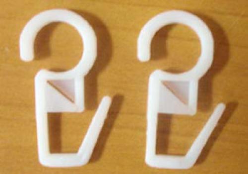 Как вставить крючки в потолочный карниз. Виды крючков