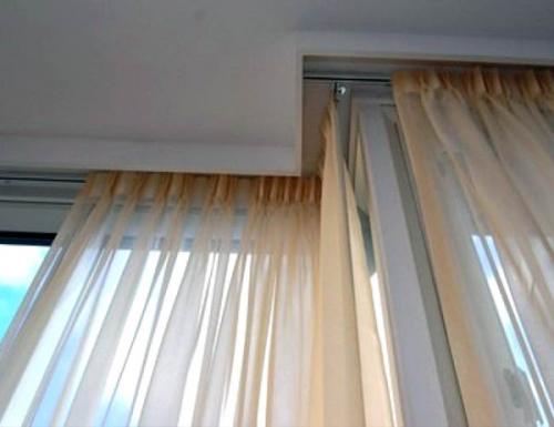 Как вставить крючки в потолочный карниз. Виды крючков