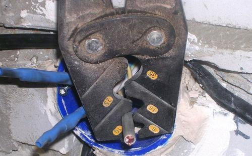 Чем соединять провода в распределительной коробке. Соединение проводов в распределительной коробке: изучаем способы 05