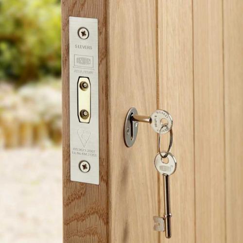 Сменить замок на железной двери. Замена дверного замка: разновидности устройств и их особенности