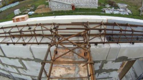 Перегородки в доме из газобетона по деревянным балкам. Особенности монтажа деревянных балок перекрытий в газобетонном доме