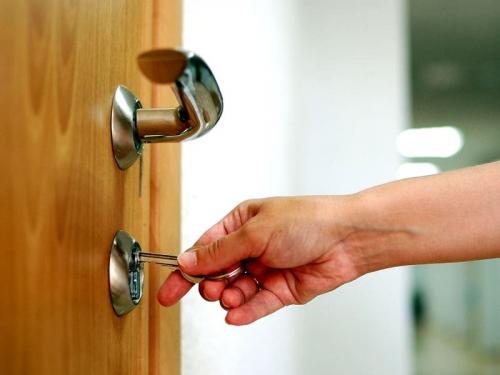 Как открыть врезной замок. Когда дверь предательски захлопнулась: как открыть замок без ключа