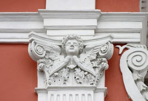 Декоративный пенопласт для фасада. Преимущества архитектурных элементов и профилей из пенополистирола