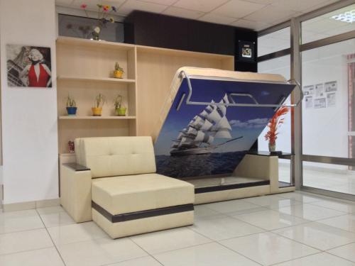 Откидные кровати встроенные в шкаф с диваном. Популярные модели