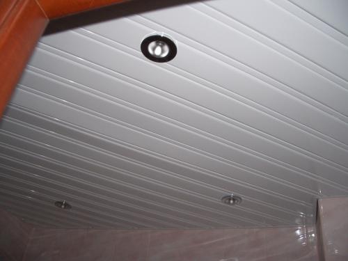 Устройство потолков реечных алюминиевых. Что такое реечный алюминиевый потолок?