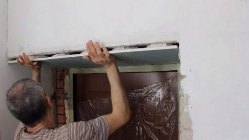 Как заделать откосы после установки входной двери. Варианты отделки откосов входной двери своими руками