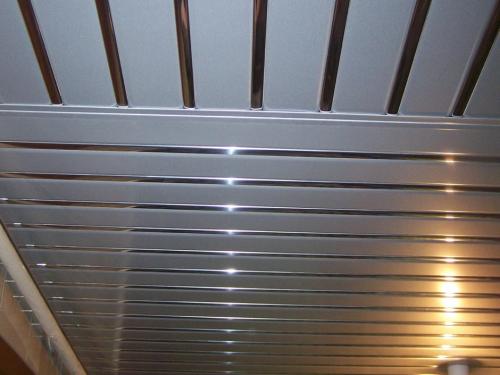 Устройство потолков реечных алюминиевых. Что такое реечный алюминиевый потолок?