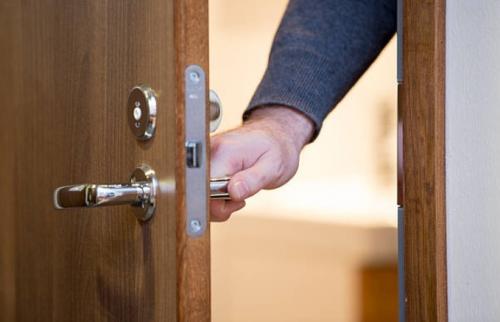 Вскрыть замок двери. Как самостоятельно вскрыть замок на входной двери 04 Вскрыть замок двери. Как самостоятельно вскрыть замок на входной двери 04