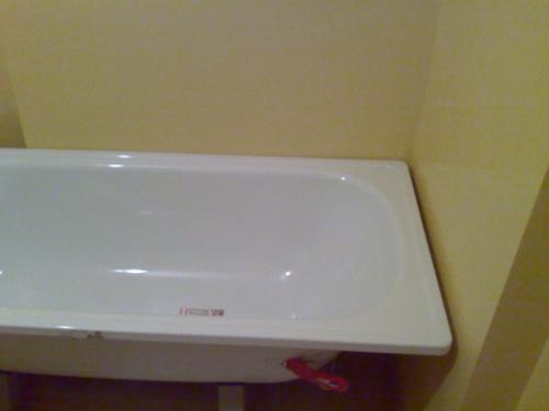 Чем закрыть щель между ванной и стеной 5 см. Как избежать зазора около стены