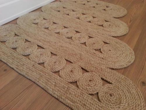 Половички своими руками из старой одежды разные техники. Коврик из старых вещей своими руками - подборка интересных пошаговых мастер-классов с фото примерами 12 Половички своими руками из старой одежды разные техники. Коврик из старых вещей своими руками - подборка интересных пошаговых мастер-классов с фото примерами 12