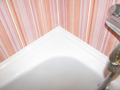 Чем закрыть щель между ванной и стеной 5 см. Как избежать зазора около стены