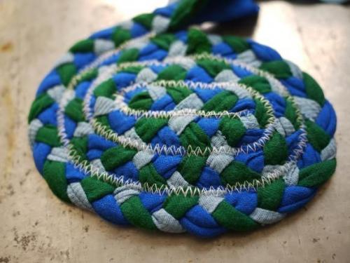 Коврик из старых вещей: пошаговая инструкция. Как сделать коврики из старых вещей