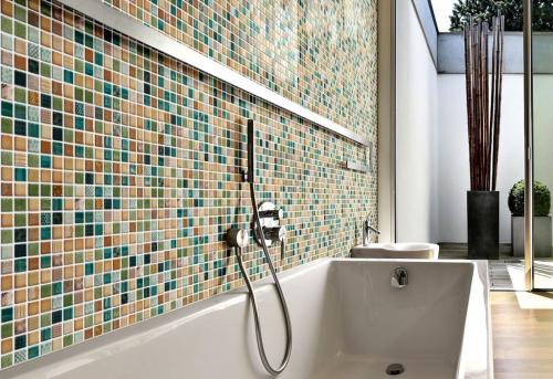 Чем заделать щель между ванной и стеной, чтобы не протекала вода. 7 эффективных способов герметизации ванны со стеной