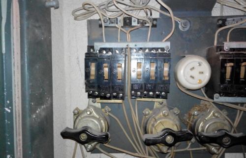 Как поменять автомат в щитке. Как заменить автомат в щитке под напряжением: сложно, но и можно не всем