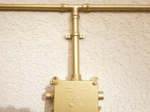 Проводка в деревянном доме нормы. Укладка в трубах