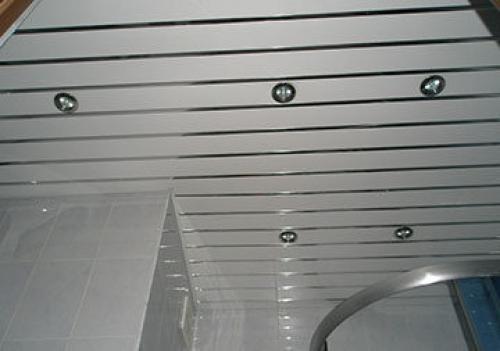 Реечный потолок алюминиевый монтаж своими руками подвесной. Установка реечного потолка в ванной: перечень материалов и инструкция по выполнению работ