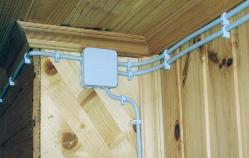 Как сделать проводку в деревянном доме в кабель канале. Способы устройства открытой электропроводки