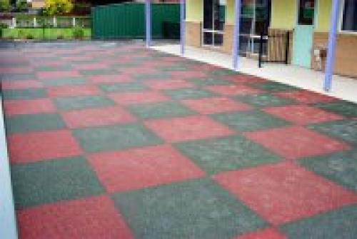 Резиновое покрытие для двора. Укладка резиновой плитки и матов 06