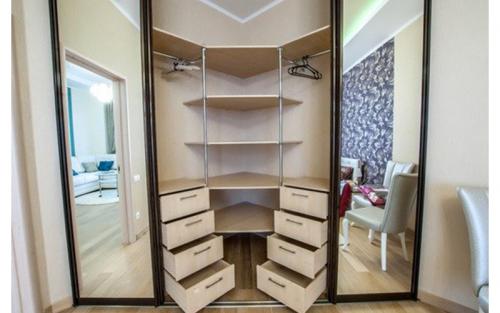 Как придумать шкаф купе внутри. Лучшие варианты наполнения для шкафов-купе — 100 реальных фото