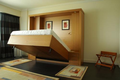 Кровать убирающаяся в стену. Откидная кровать: формы современных моделей и лучшие варианты для встроенных идей (100 фото)