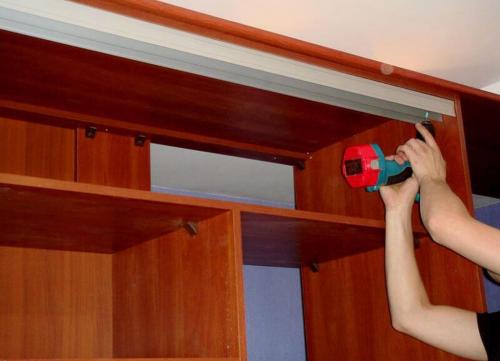 Как установить ролики на двери шкафа купе. Как ставить ролики на шкаф купе?