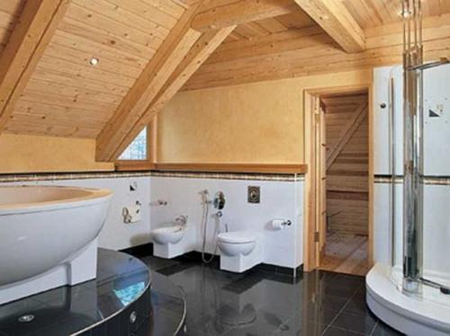 Какой пол сделать в ванной в деревянном доме. Как сделать пол